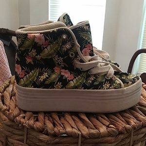 Hawaii 5-0 printed wedge sneakers